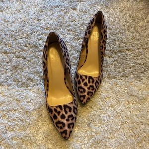 Leopard print pumps